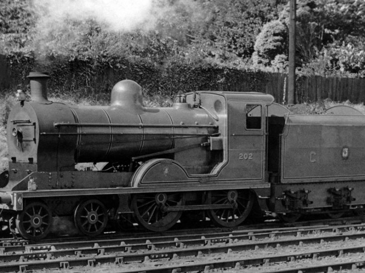 24/8/1953: The other Dundalk underframe - U class No.202 'Louth' and tender 46 at Dundalk. (C.L. Fry)