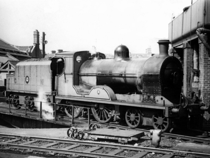 15/4/1962: U No.197 'Lough Neagh' and tender 43 on the DSER turntable at Dublin Amiens Street.