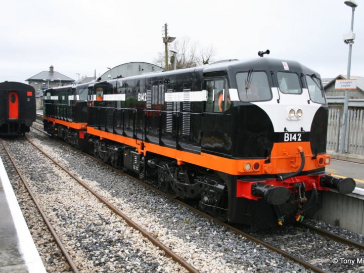 21/2/2010: B142+B141 running round the 'Diesel Do' railtour train at Longford. (T. Mirolo)