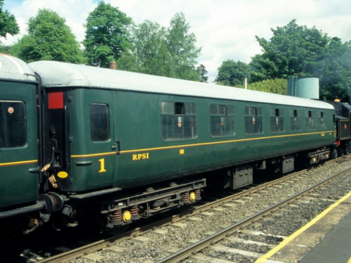 14/5/2007: 181 with No.4 on the return 'Garavogue' railtour train at Lisburn. (N. Knowlden)