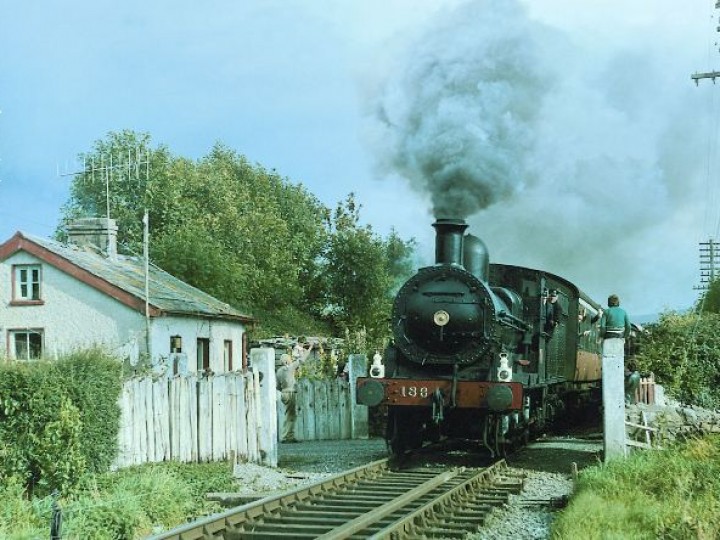 28/9/1974: No.186 on the Silvermines Railtour between Clonmel and Cahir on the way to Limerick Junction. (C.P. Friel)