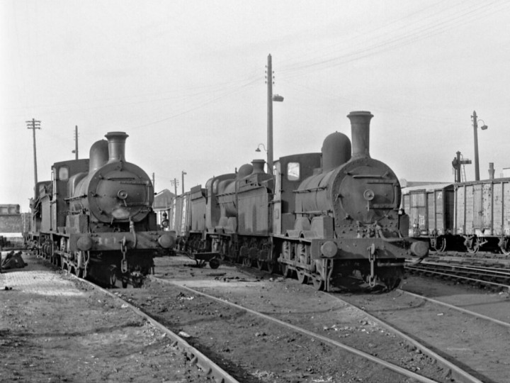 24/3/1963: No.184 (right) with J15 No.151 at Dublin Amiens Street depot. (R. Joanes)
