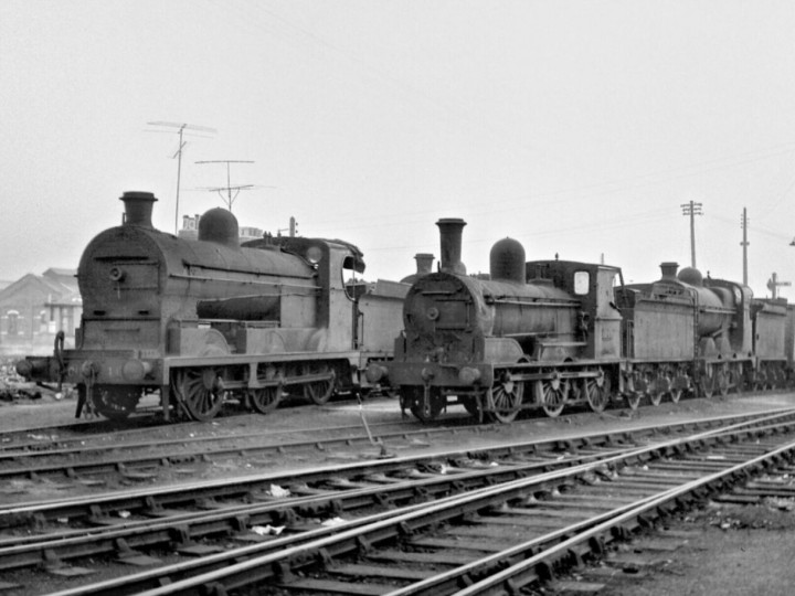 6/4/1963: No.184 (centre) with GNR(I) No.15 at Dublin Amiens Street depot. (R. Joanes)