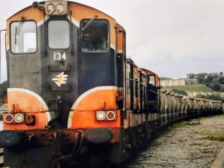 28/9/2006: 134 & 124 with a laden cement ex Limerick in Waterford gantry siding. (D. Fallon)