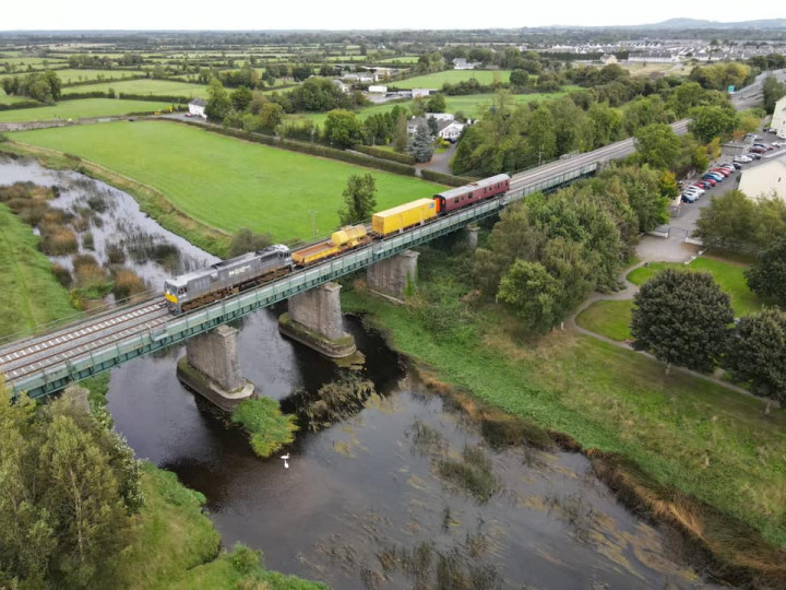 26/9/2021: The van on the tail of the Sperry Train crossing the Barrow Bridge at Monastervan on the 10:15 ex North Wall to Portlaoise. (N. Dinnen)