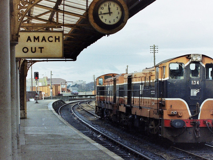 4/11/1991: 134 (coupled to 126) in the middle road at Drogheda. (P. Rose)