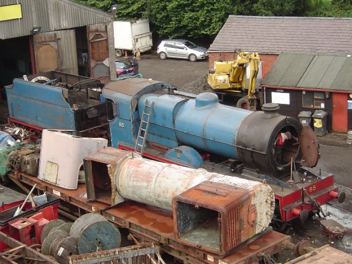 August 2009: The locomotive has been separated from RPSI tender No.73 to allow cleaning and dismantling work to proceed. The flat wagon in the foreground carries the boiler and cab from no. 131
