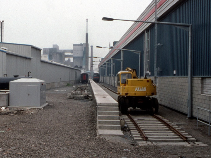 24/4/1994:  Atlas YXI 4405 in new York Road Depot. On the left is the diesel shed and on the right is the running shed. (C.P. Friel)