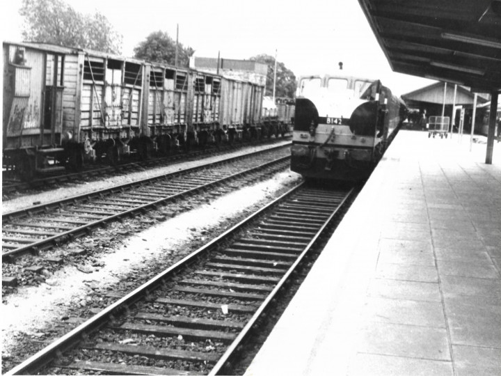 1969: B142 arriving at Limerick Junction with a Cork - Dublin passenger working. (J. Coleman)
