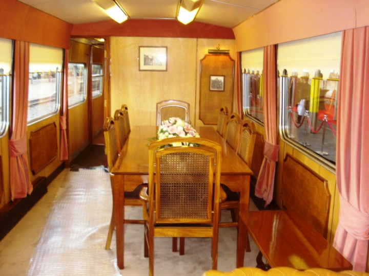 28/10/2011: The main saloon in 5408.
