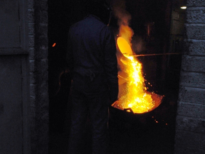 26/1/2015: Raking the slag off the molten metal. (C.P. Friel)