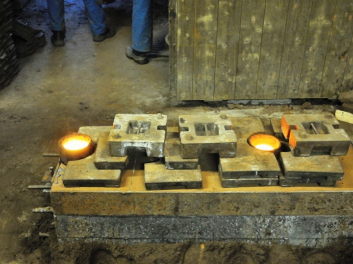 26/1/2015: The molten metal in a mould for firebars for locomotive No.4. (C.P. Friel)